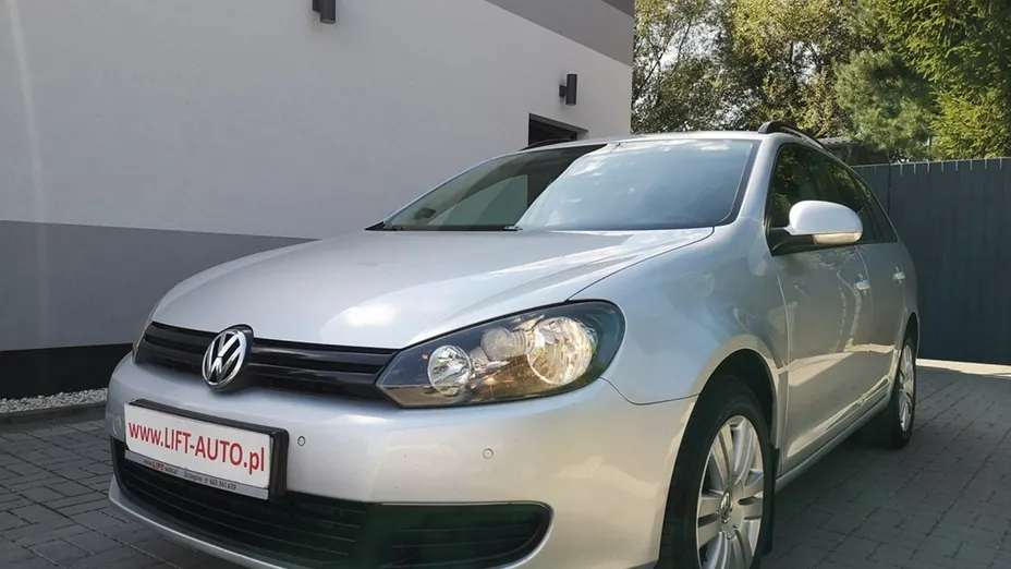 VOLKSWAGEN Golf -