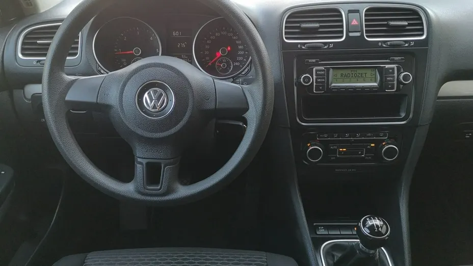 VOLKSWAGEN Golf -