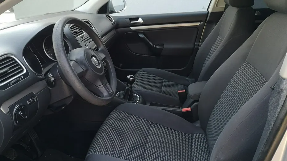 VOLKSWAGEN Golf -