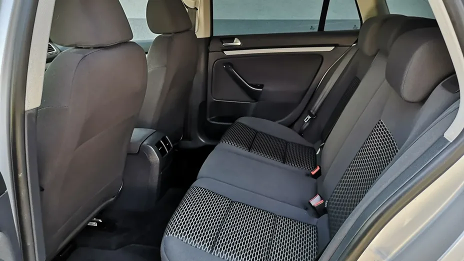 VOLKSWAGEN Golf -
