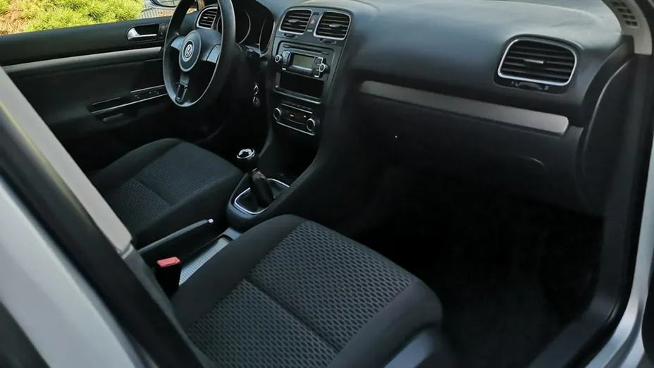 VOLKSWAGEN Golf -
