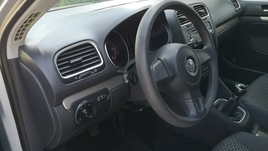 VOLKSWAGEN Golf -