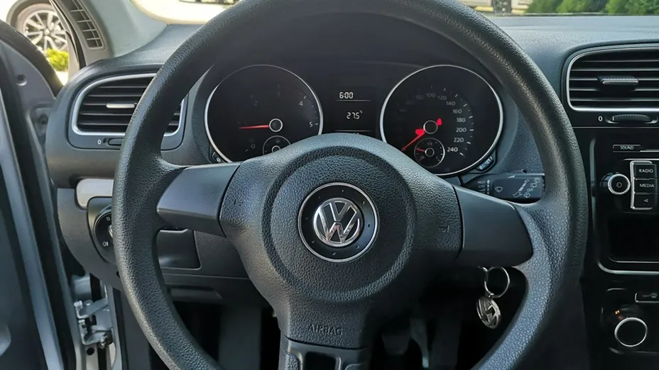 VOLKSWAGEN Golf -