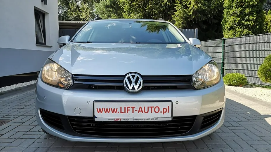 VOLKSWAGEN Golf -