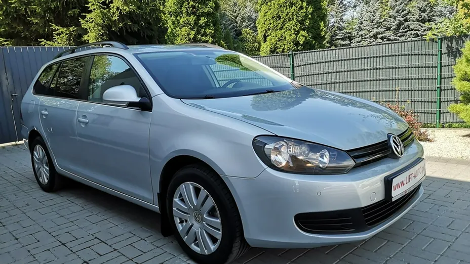 VOLKSWAGEN Golf -