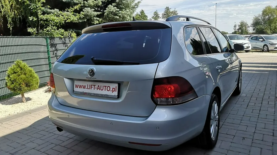 VOLKSWAGEN Golf -