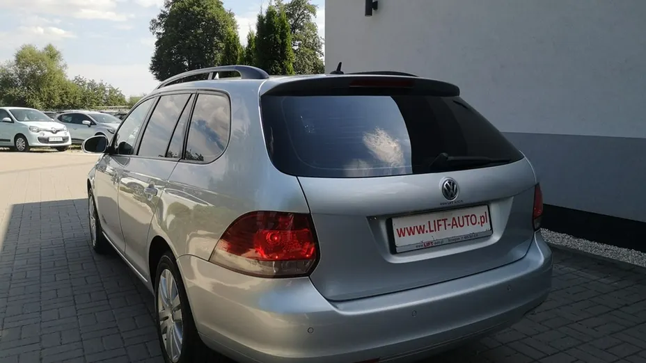 VOLKSWAGEN Golf -