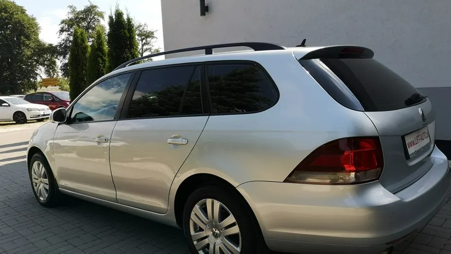 VOLKSWAGEN Golf -