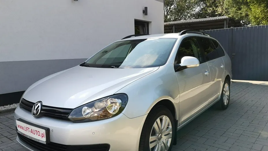 VOLKSWAGEN Golf -