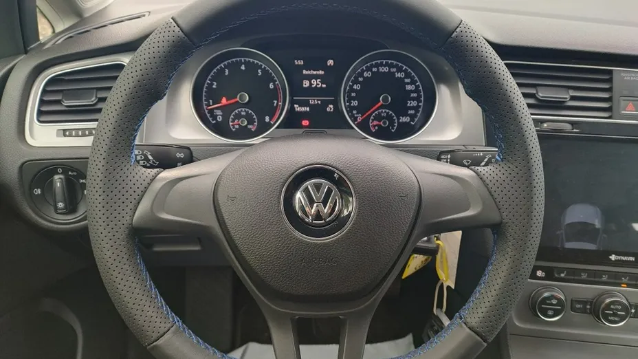 VOLKSWAGEN Golf -