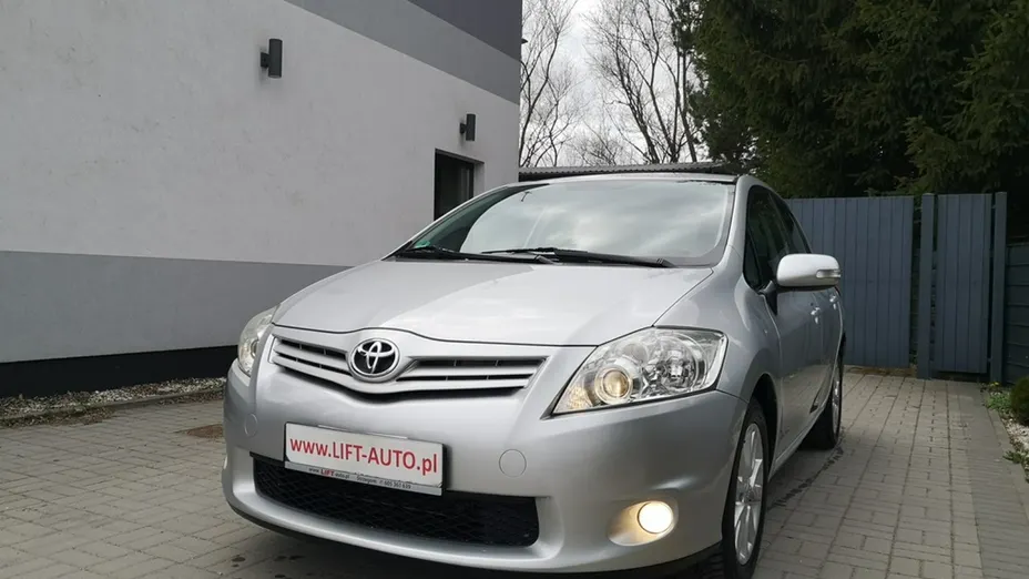 TOYOTA Auris -