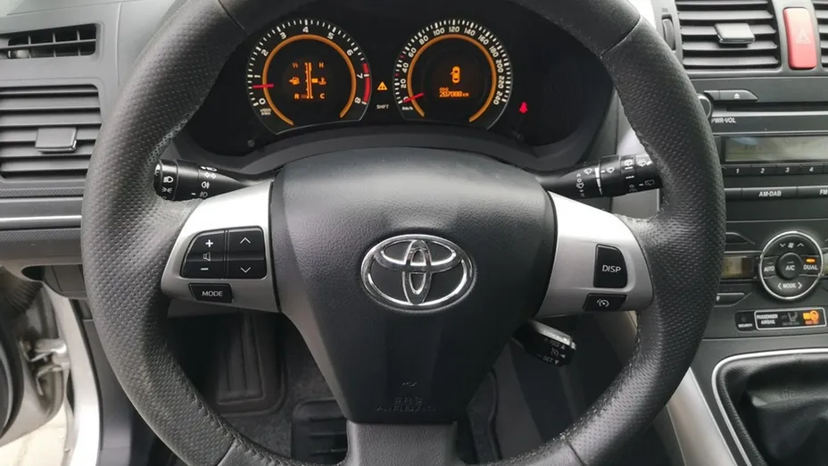 TOYOTA Auris -