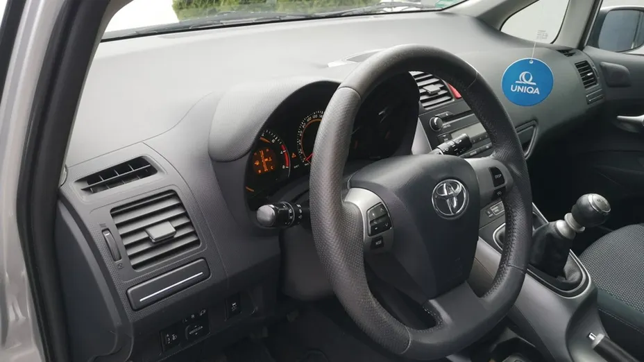 TOYOTA Auris -