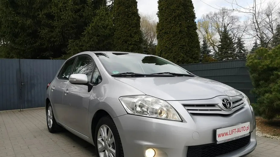 TOYOTA Auris -