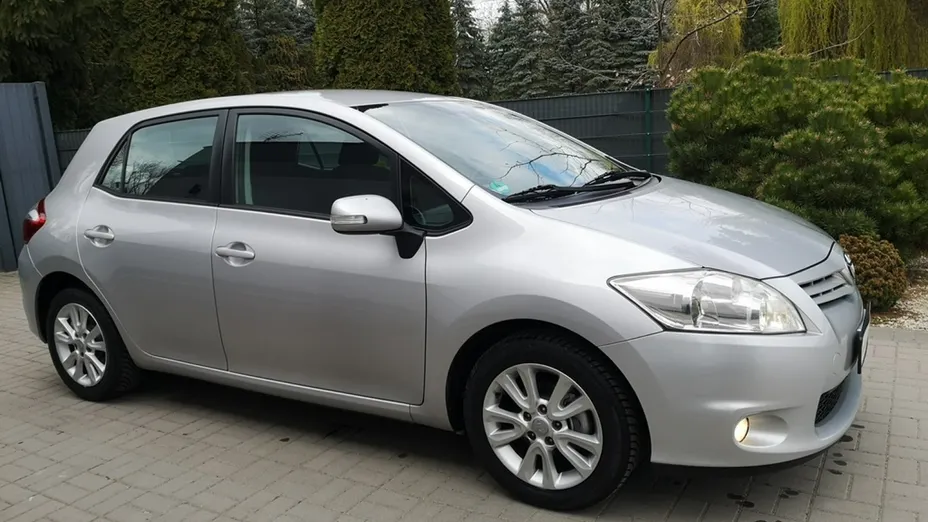 TOYOTA Auris -