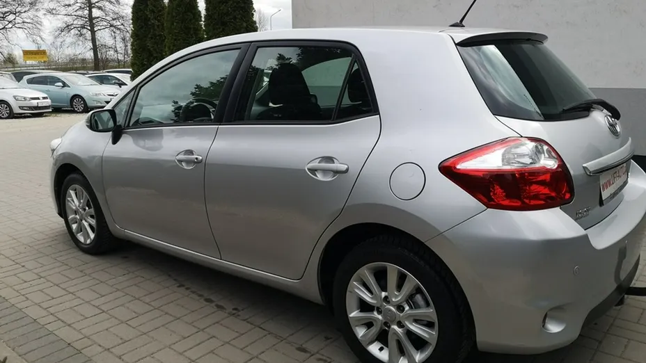 TOYOTA Auris -