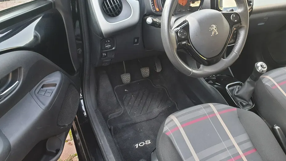 PEUGEOT 108 -