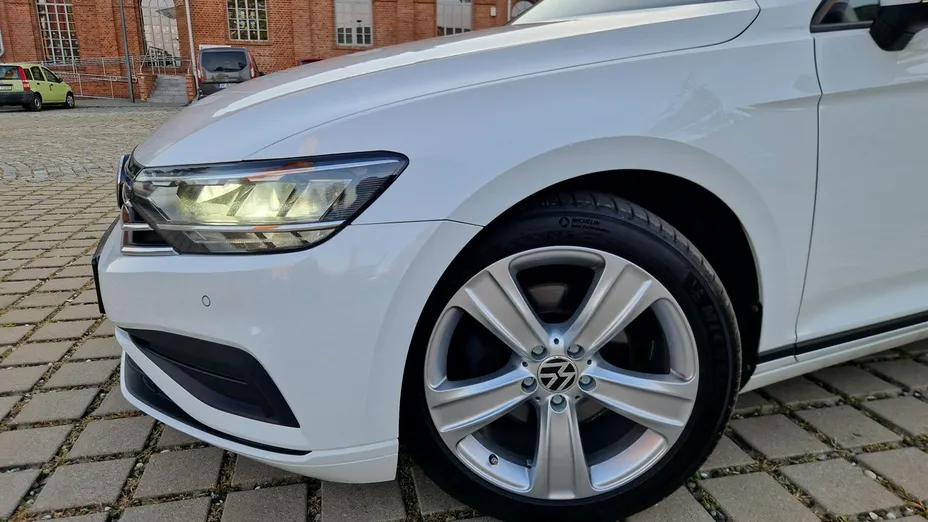 VOLKSWAGEN Passat -