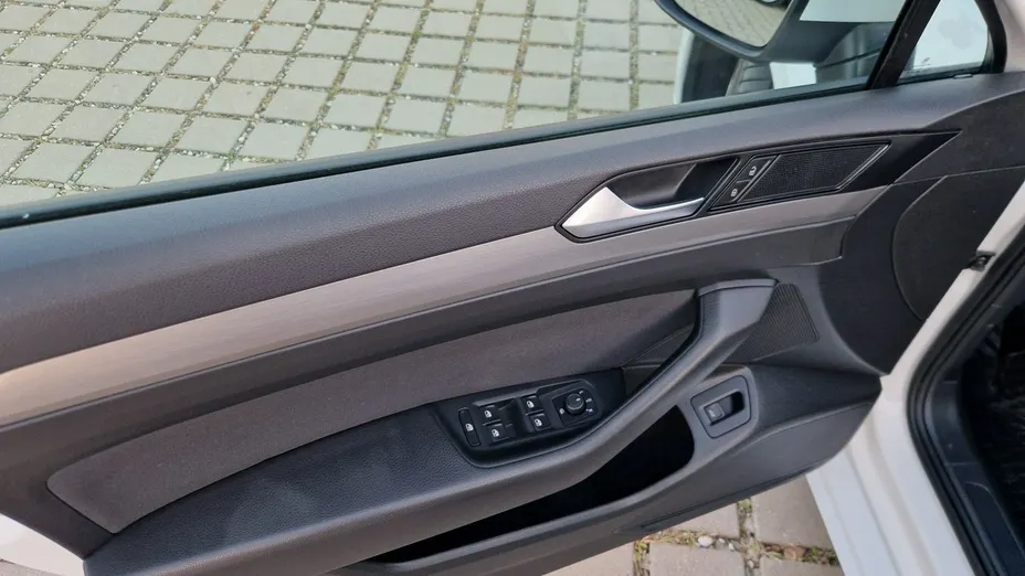 VOLKSWAGEN Passat -