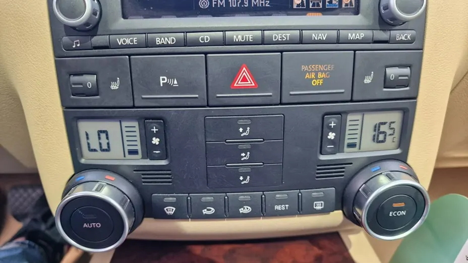 VOLKSWAGEN Touareg -