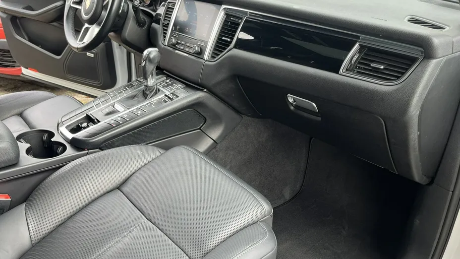 PORSCHE Macan -