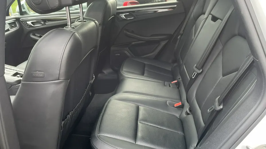 PORSCHE Macan -