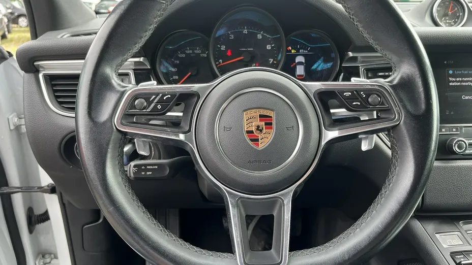 PORSCHE Macan -