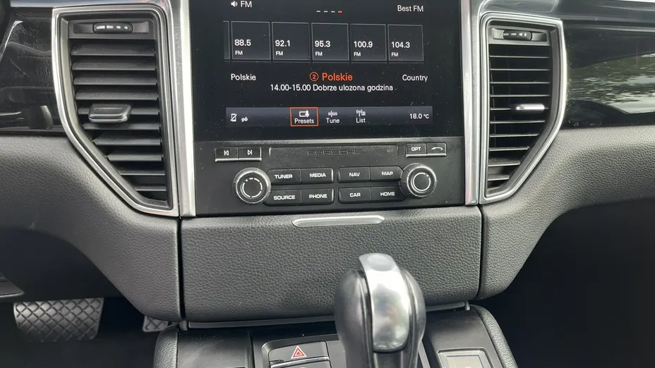 PORSCHE Macan -