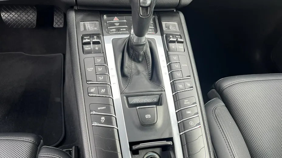 PORSCHE Macan -