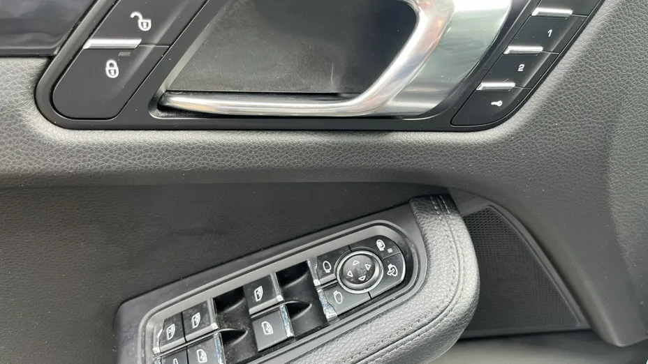 PORSCHE Macan -