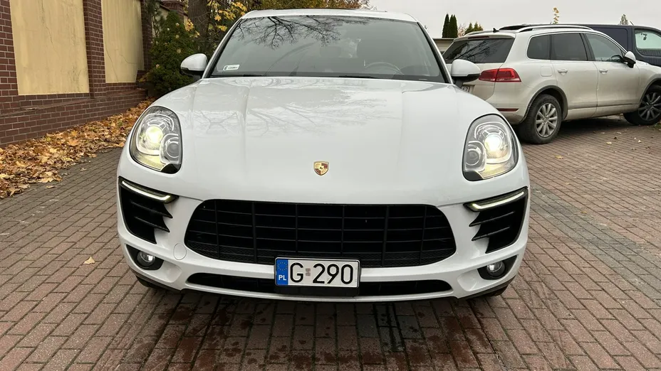 PORSCHE Macan -