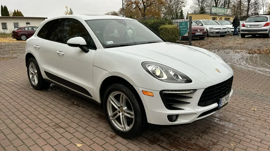 PORSCHE Macan -