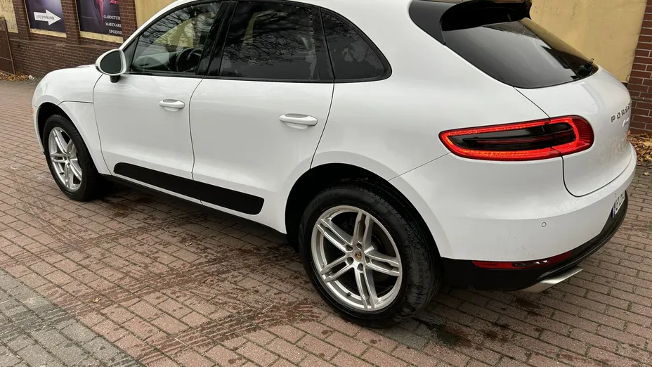 PORSCHE Macan -