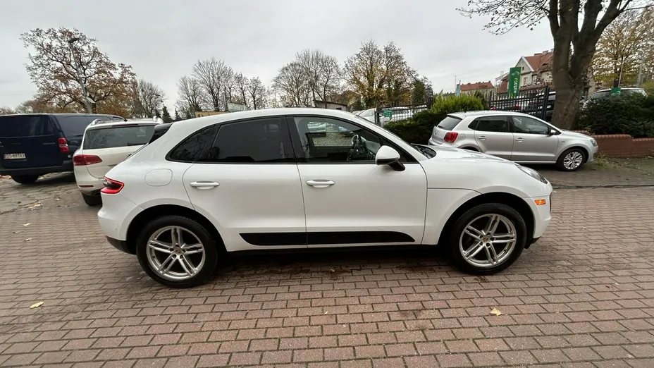 PORSCHE Macan -