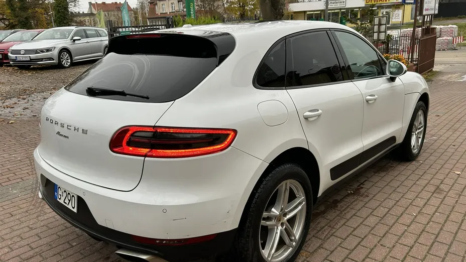 PORSCHE Macan -