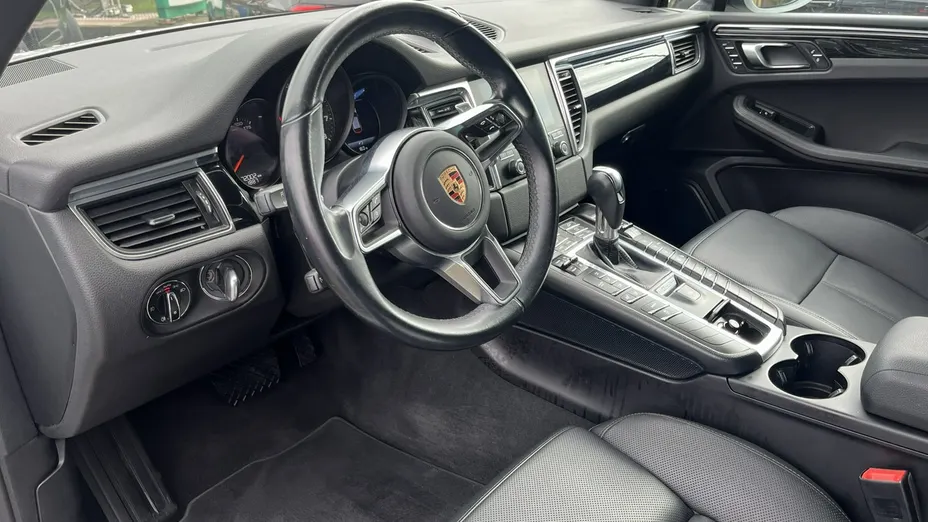 PORSCHE Macan -