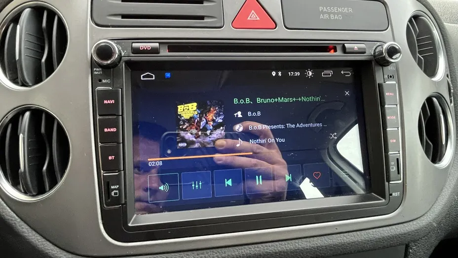 VOLKSWAGEN Tiguan -