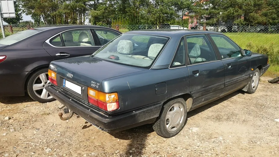 AUDI 100 -