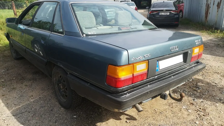 AUDI 100 -