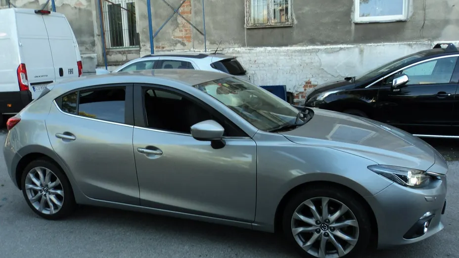 MAZDA 3 -