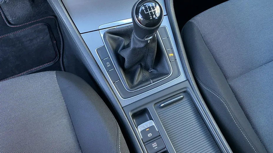 VOLKSWAGEN Golf -