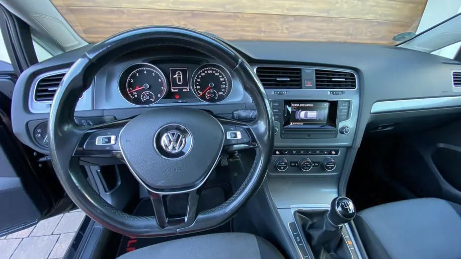 VOLKSWAGEN Golf -