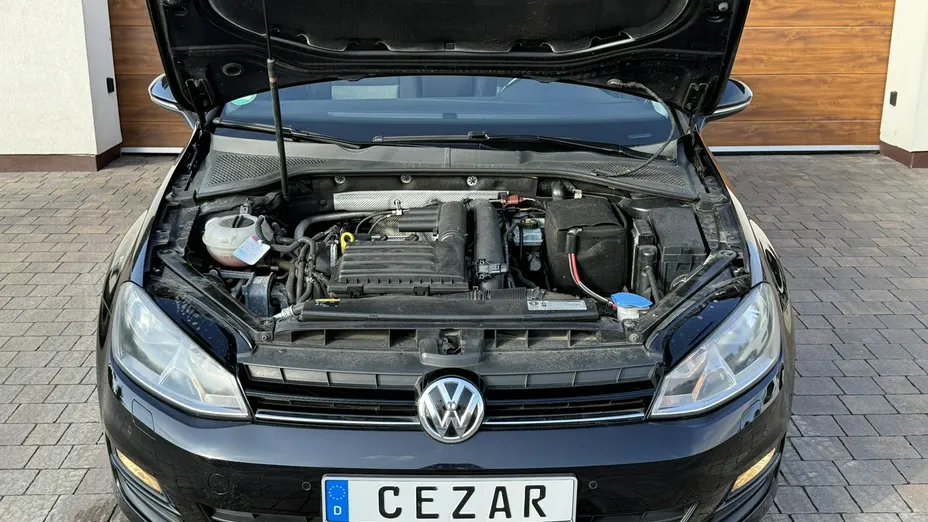 VOLKSWAGEN Golf -