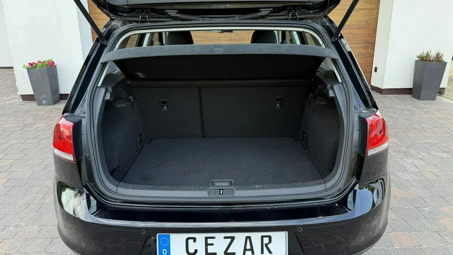 VOLKSWAGEN Golf -