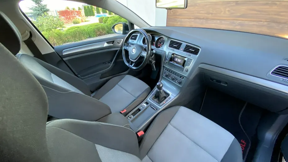 VOLKSWAGEN Golf -
