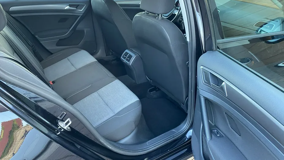VOLKSWAGEN Golf -