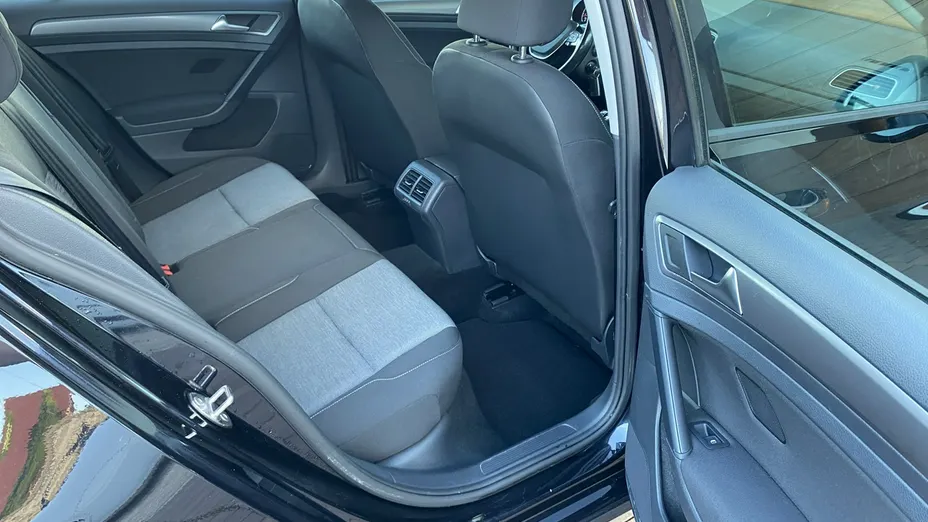 VOLKSWAGEN Golf -
