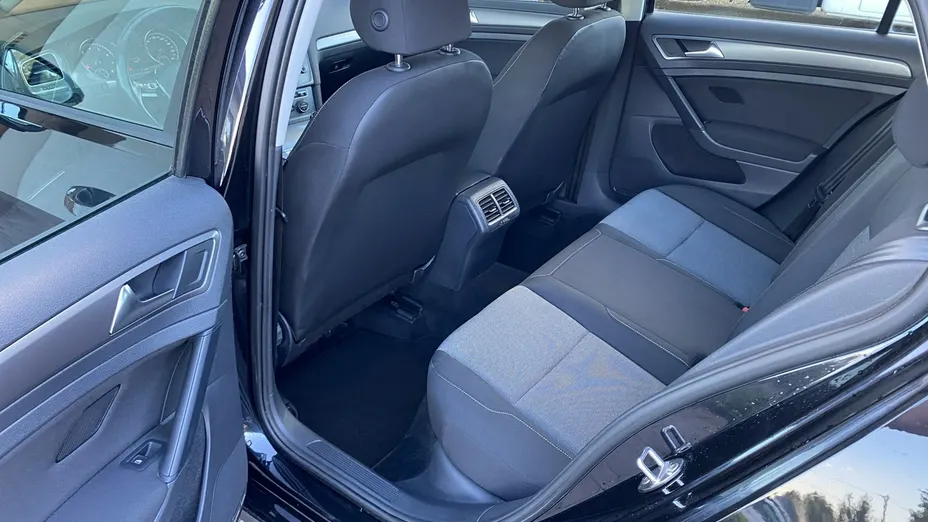 VOLKSWAGEN Golf -