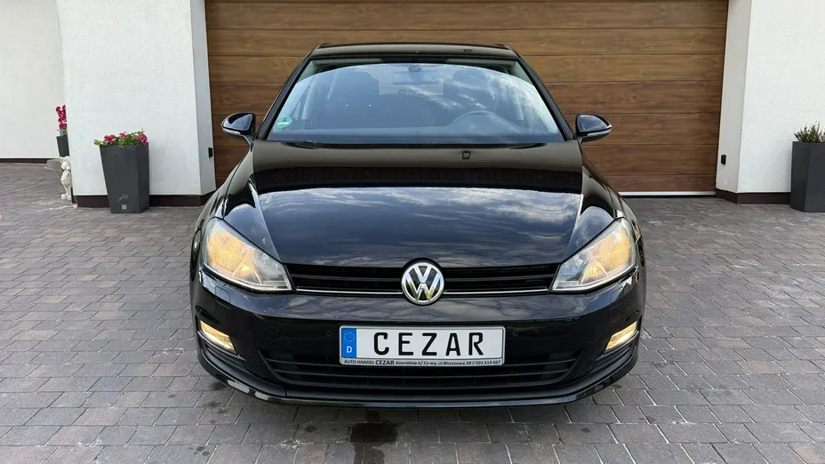 VOLKSWAGEN Golf -