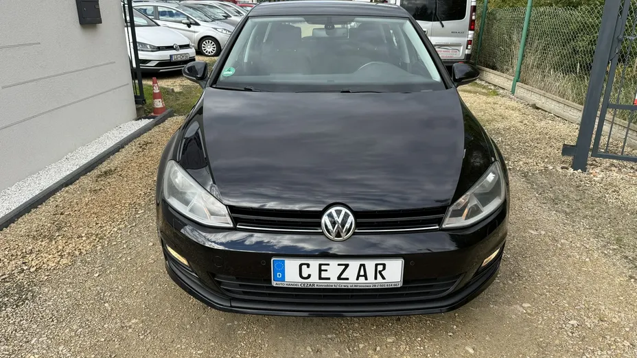VOLKSWAGEN Golf -